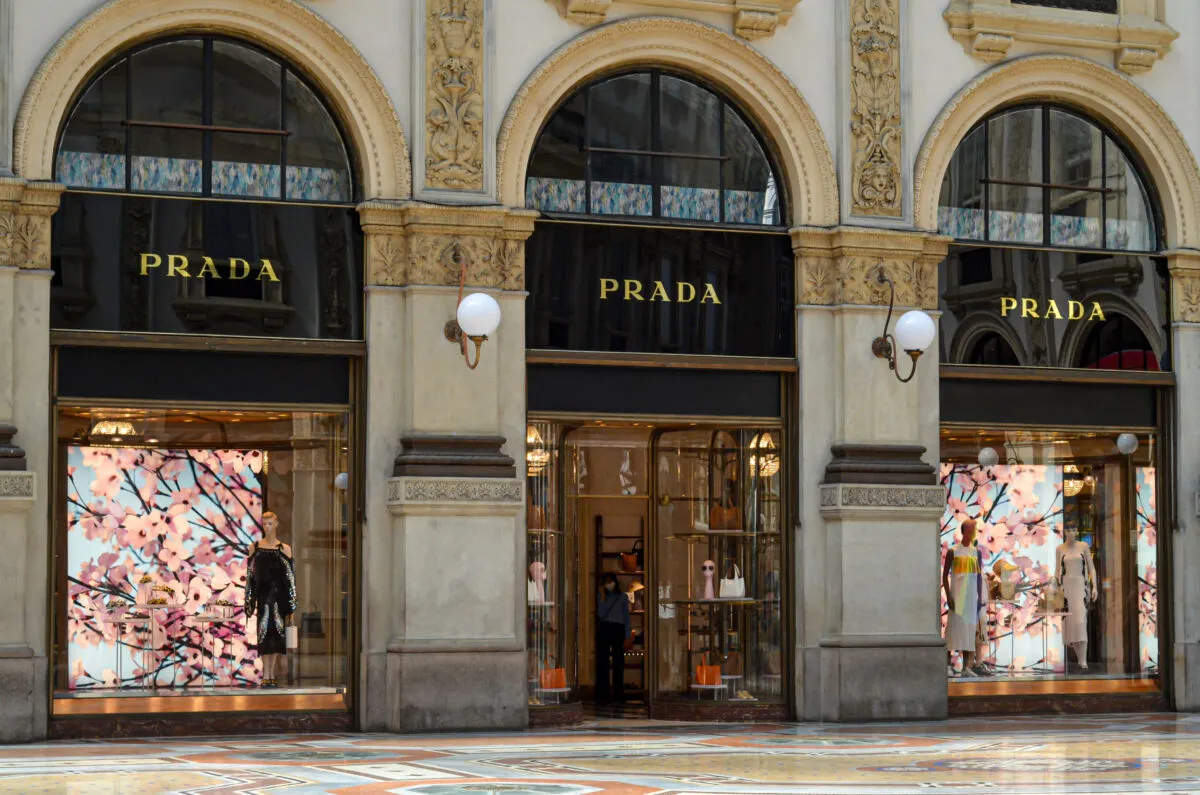 Prada en negociaciones para adquirir Versace por 1.500 millones de euros