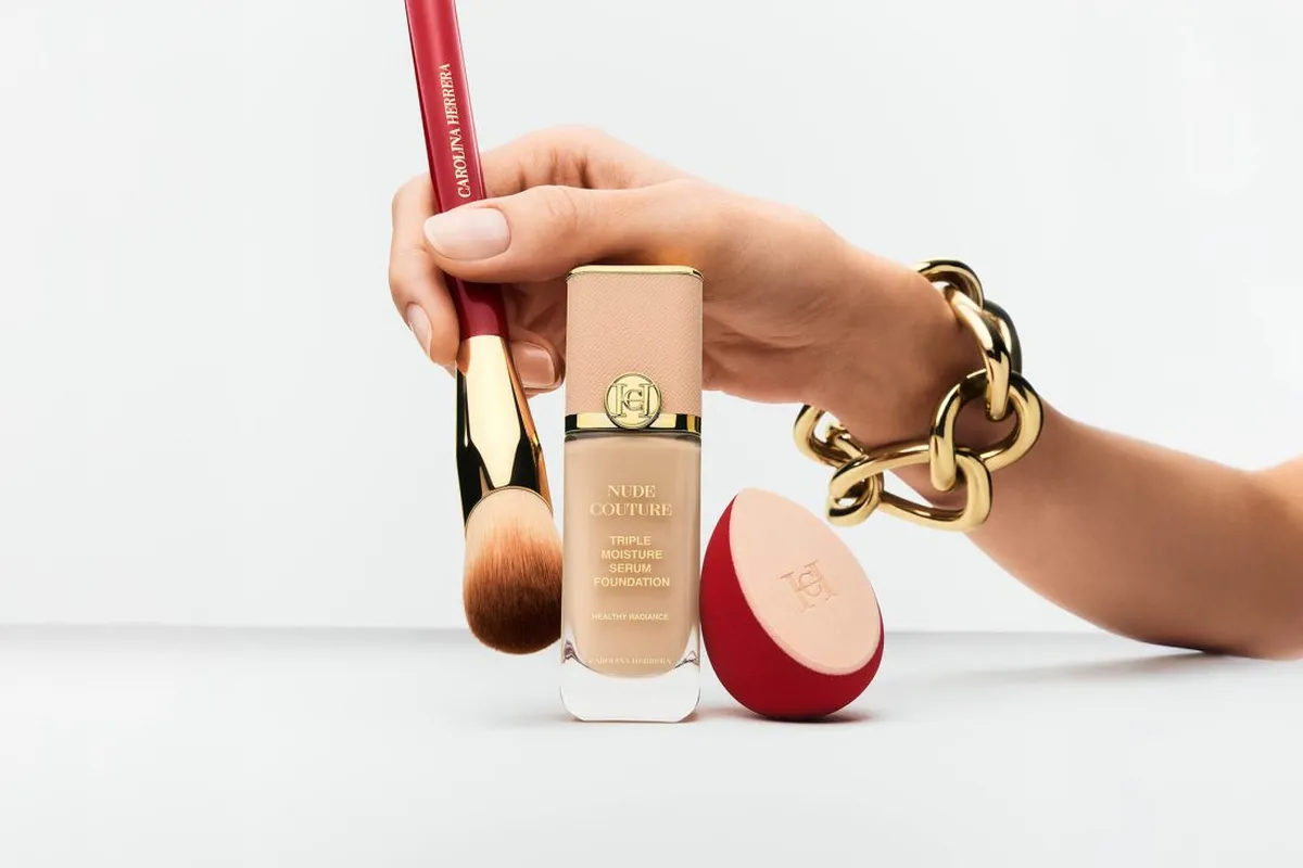 Piel radiante y natural: Carolina Herrera presenta Nude Couture Serum Foundation en el país