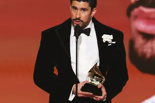 Bad Bunny deslumbra en los Grammy 2026 con un traje de Schiaparelli