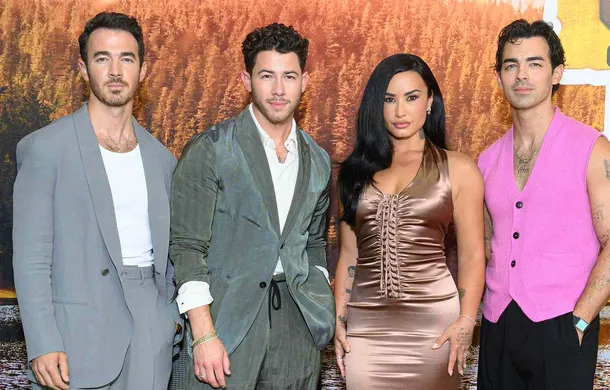 Demi Lovato y los Jonas Brothers reviven la nostalgia de Camp Rock en la premiere de su tercera película