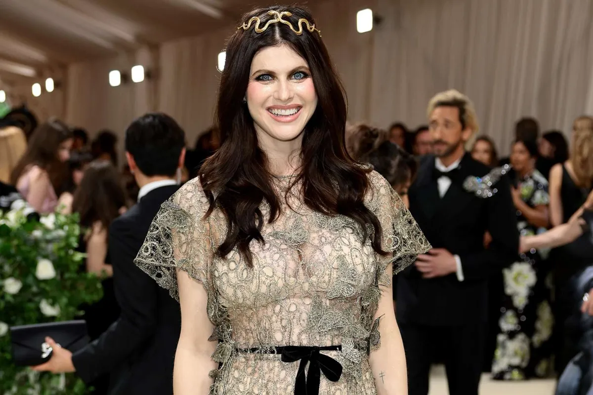 Actriz Alexandra Daddario no pudo ocultar más su embarazo tras sufrir accidente