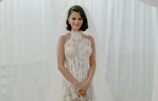 Selena Gomez revela el “bridal makeup kit” que uso en su boda