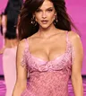 Barbara Palvin deslumbra en Victoria’s Secret y Dylan Sprouse celebra su regreso