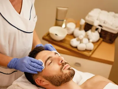 Secretos de belleza masculina: cremas, serums y tratamientos faciales para el cuidado personal.