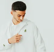 Lacoste reemplaza su emblemático cocodrilo por una cabra en homenaje a Novak Djokovic