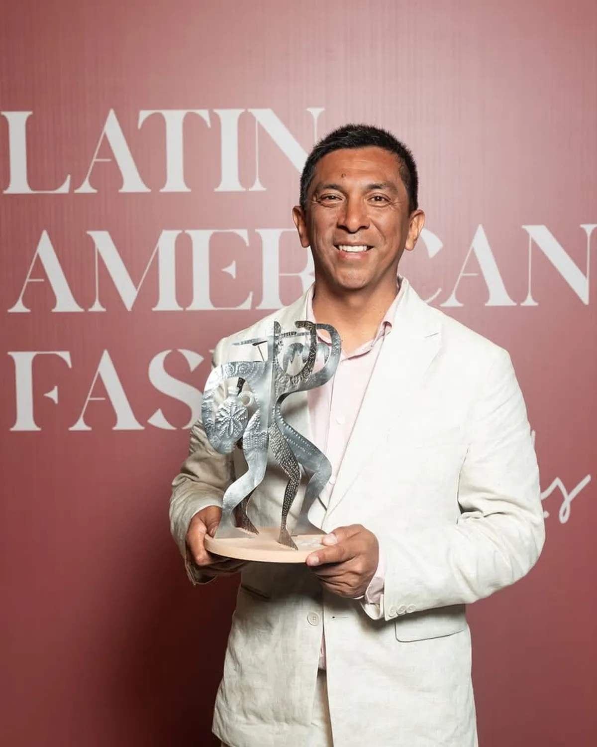 Jorge Luis Salinas triunfa en los Latin American Fashion Awards y pone a Gamarra en el mapa internacional