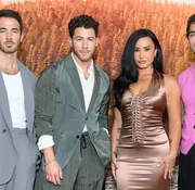 Demi Lovato y los Jonas Brothers reviven la nostalgia de Camp Rock en la premiere de su tercera película