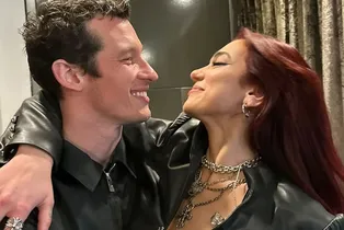 Dua Lipa confirma su compromiso con Callum Turner