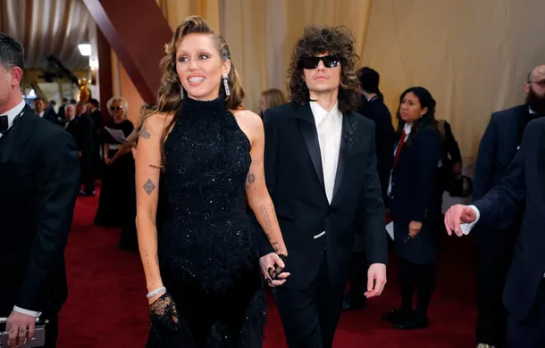 Miley Cyrus y Maxx Morando anuncian su compromiso tras cuatro años de relación