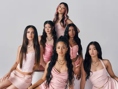 Pandora lanza “Pandora Minis styled by KATSEYE”