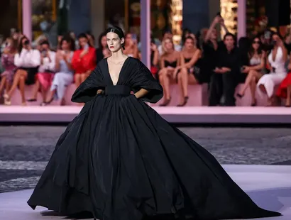 Carolina Herrera lleva la moda a la Plaza Mayor de Madrid