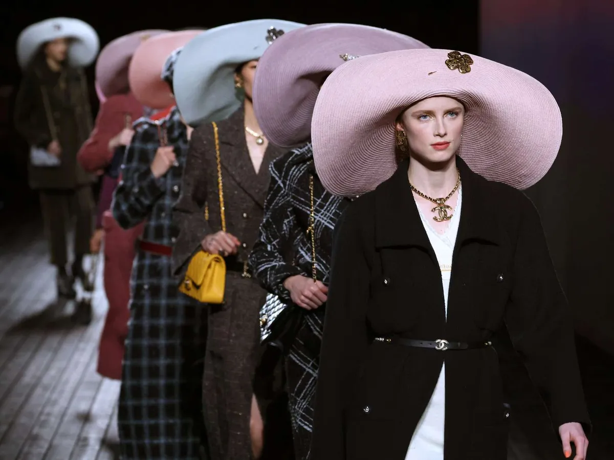 Celebrities que Acaparan los Fotógrafos en el Paris Fashion Week 2024.  Glamour y estilo en el evento más esperado de la moda parisina.