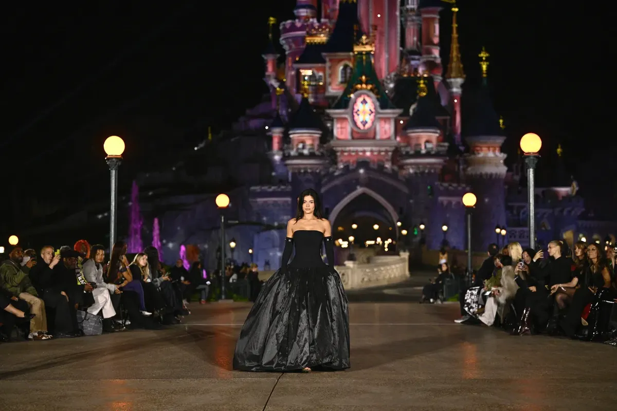 Kylie Jenner deslumbra en el desfile de Coperni en Disneyland París