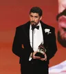 Bad Bunny deslumbra en los Grammy 2026 con un traje de Schiaparelli