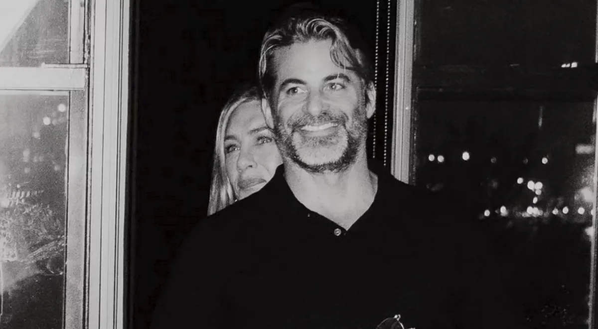Jennifer Aniston confirma su romance con Jim Curtis con una tierna foto en redes sociales