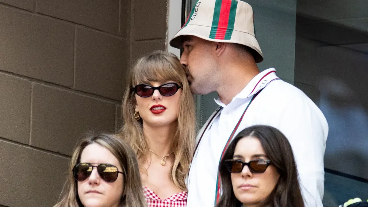Taylor Swift y Travis Kelce sorprenden bailando al ritmo de Bad Bunny en la final del US Open