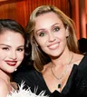 Selena Gomez y Miley Cyrus sellan un reencuentro icónico en los Globos de Oro 2026