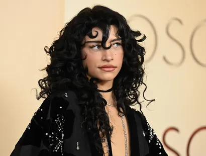 Odessa A’zion deslumbra en los Oscar 2026 con diamantes sostenibles y un look de alto impacto