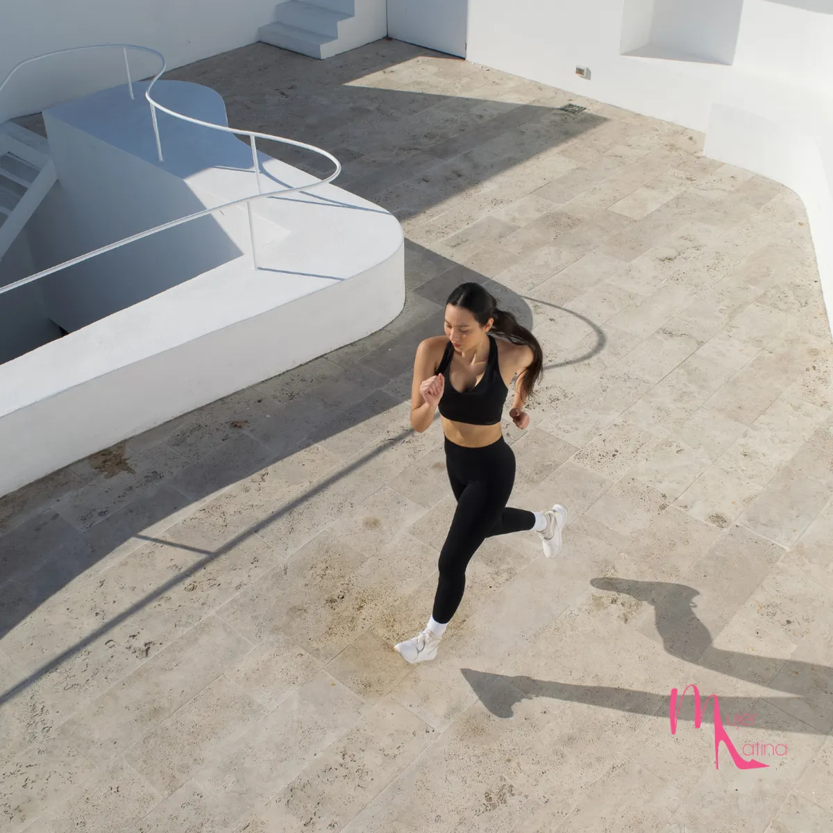 Ejercicio y fitness: Rutinas de entrenamiento que puedes hacer en casa durante los meses fríos.