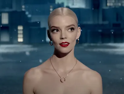 Anya Taylor-Joy protagoniza la campaña navideña de Tiffany & Co