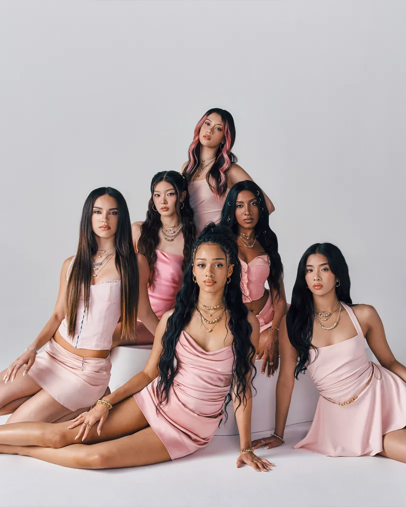 Pandora lanza “Pandora Minis styled by KATSEYE”