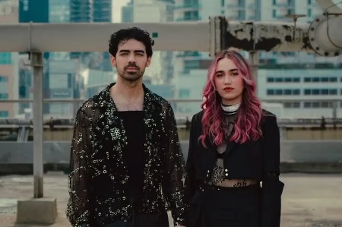 Ela Taubert y Joe Jonas Estrenan el Video Oficial del Remix de “¿Cómo Pasó?”