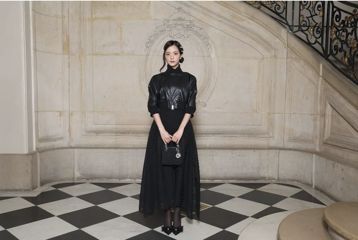 Jisoo de BLACKPINK deslumbra en el desfile de Alta Costura de Dior con un look coqueto y sofisticado