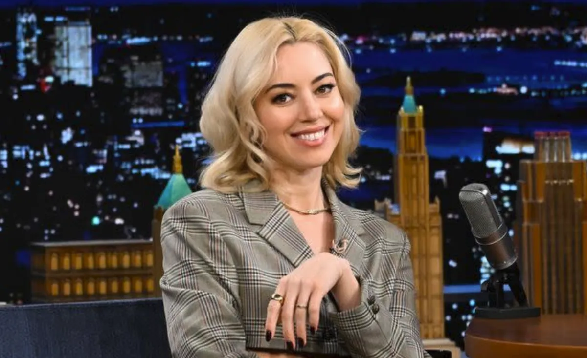 Aubrey Plaza honra a su esposo en el 50º aniversario de SNL