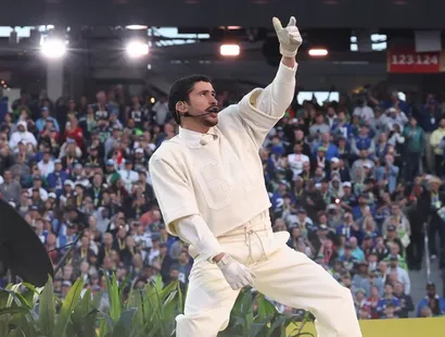 Bad Bunny sorprende con un look completamente de Zara en el show de medio tiempo de la Super Bowl 2026