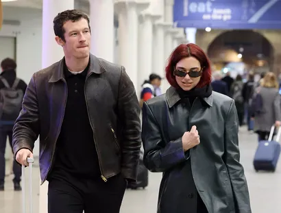 ¡Comprometidos! Dua Lipa y Callum Turner dan un gran paso en su relación