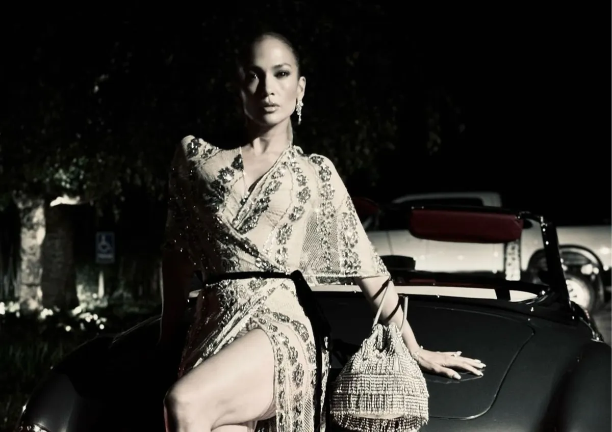 Jennifer Lopez deslumbra en el desfile de Dior con un vestido de transparencias tras su anuncio de divorcio