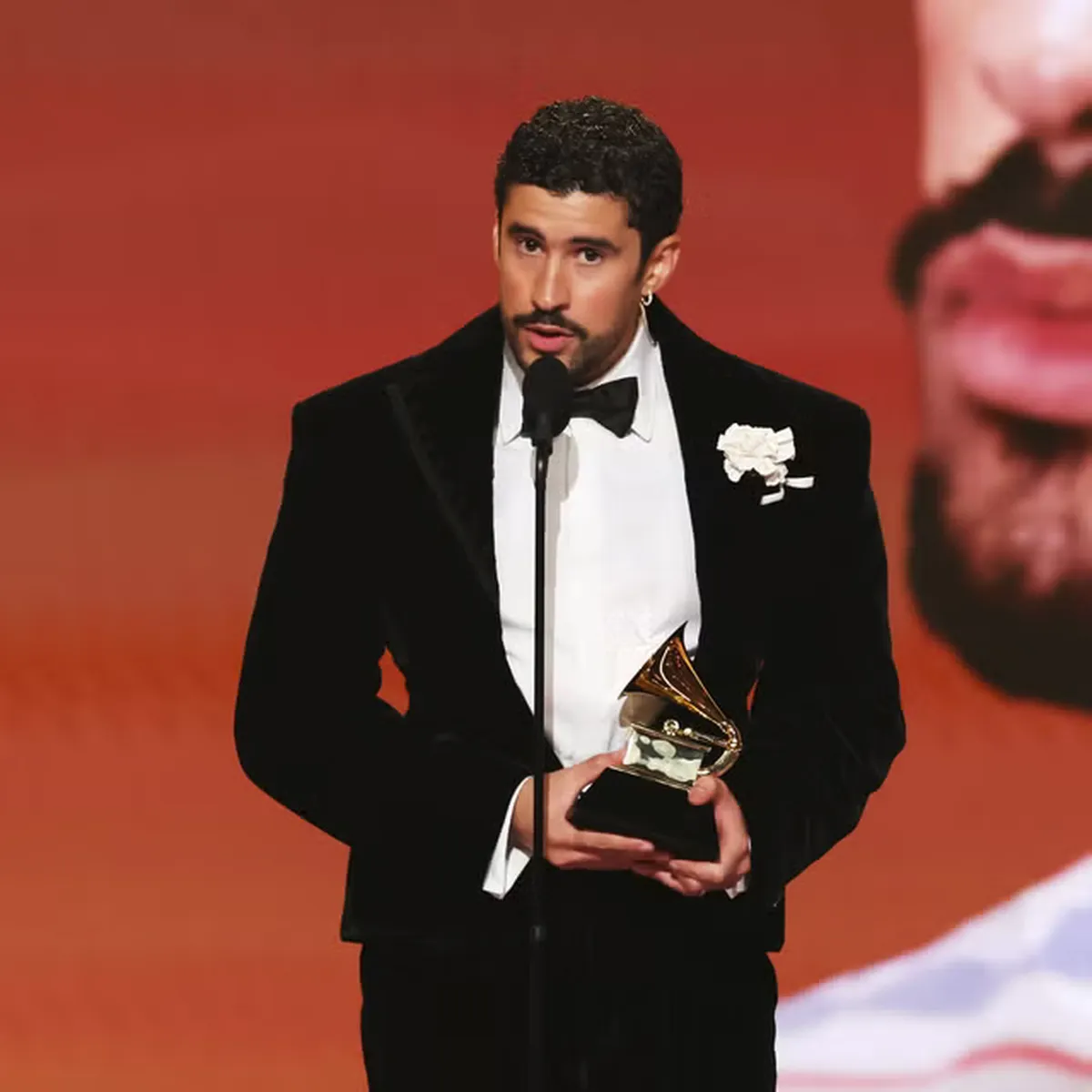 Bad Bunny deslumbra en los Grammy 2026 con un traje de Schiaparelli