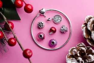 Regalos que cuentan historias: la propuesta navideña de Pandora