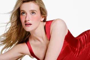 Sarah Pidgeon se convierte en la nueva musa de Rhode, la marca de belleza de Hailey Bieber