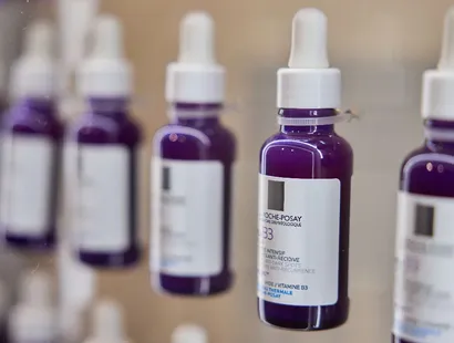 La Roche-Posay lanza Mela B3: el serum innovador contra las manchas oscuras en la piel