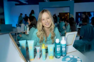 ISDIN celebra una noche de autocuidado con su primera pijamada de skincare junto a Acniben
