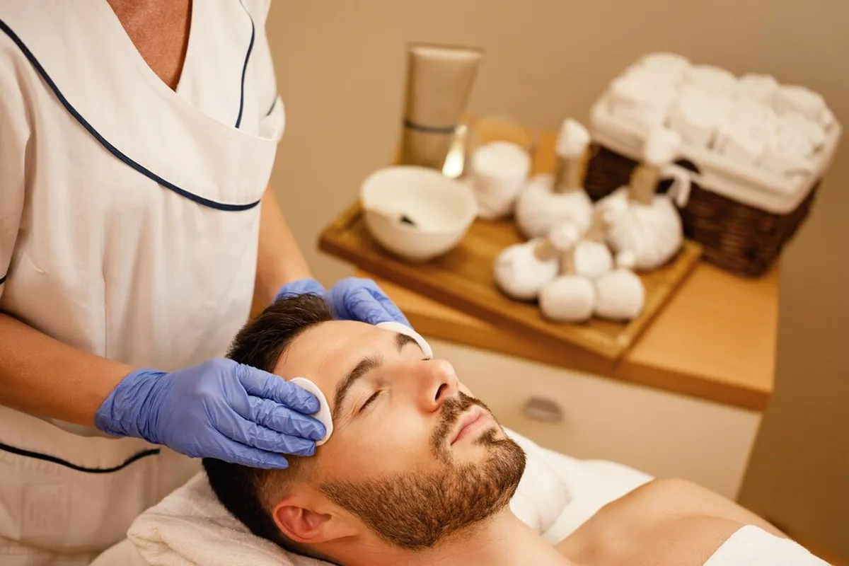 Secretos de belleza masculina: cremas, serums y tratamientos faciales para el cuidado personal.