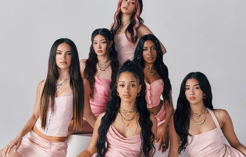 Pandora lanza “Pandora Minis styled by KATSEYE”