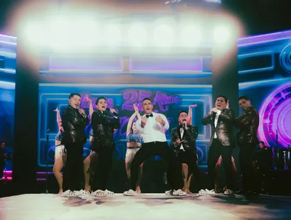 Crocs celebra el Croctober al ritmo de la cumbia junto a Los Hermanos Yaipén