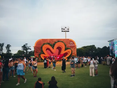 Color, brillo y actitud: el maquillaje que domina conciertos y festivales en 2026