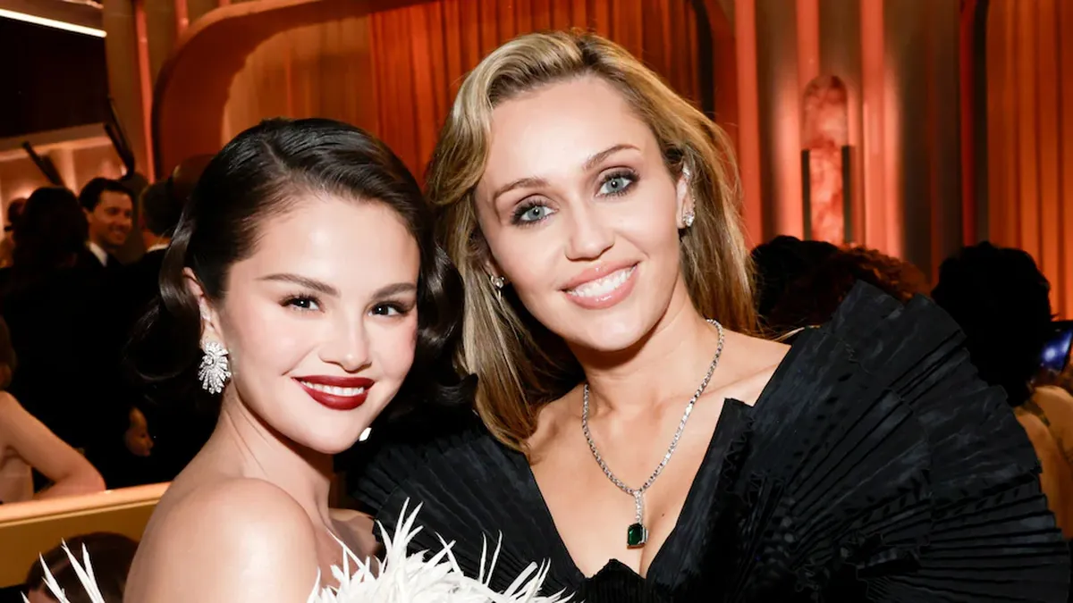 Selena Gomez y Miley Cyrus sellan un reencuentro icónico en los Globos de Oro 2026