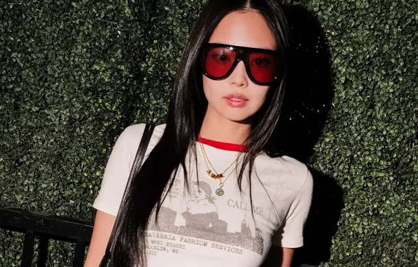 Jennie Kim deslumbra en el Revolve Festival 2026 con joyería personalizada y marca tendencia