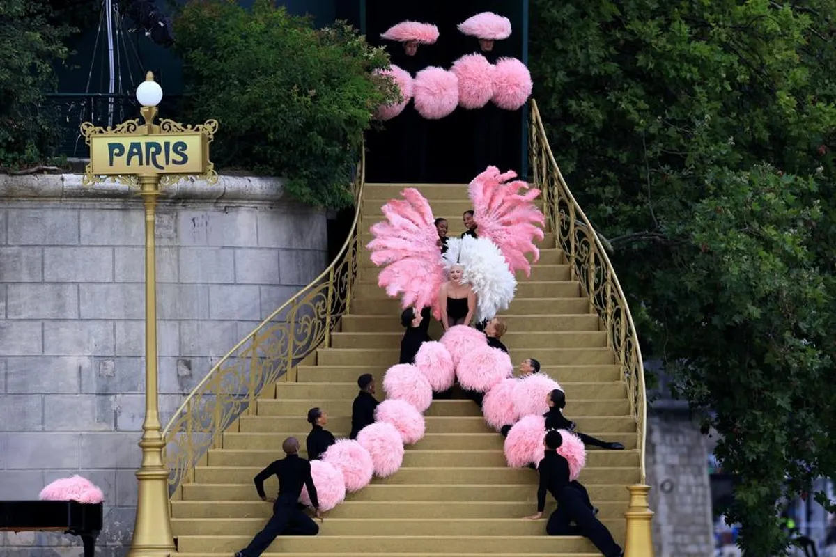 Lady Gaga celebra la Belle Époque en su presentación dentro de París 2024
