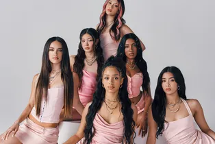 Pandora lanza “Pandora Minis styled by KATSEYE”