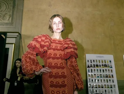 Jorge Luis Salinas hace historia en el Milán Fashion Week con su colección “Sipán”