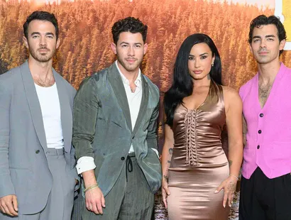 Demi Lovato y los Jonas Brothers reviven la nostalgia de Camp Rock en la premiere de su tercera película