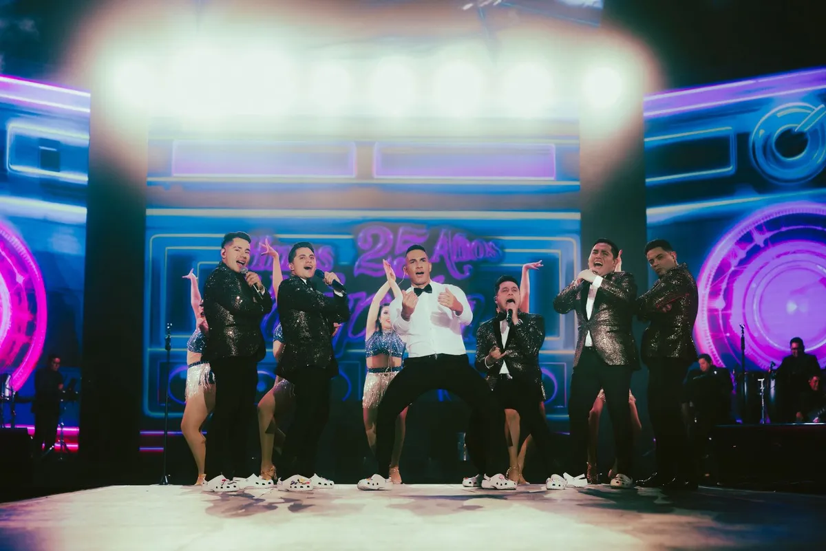 Crocs celebra el Croctober al ritmo de la cumbia junto a Los Hermanos Yaipén