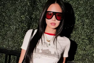 Jennie Kim deslumbra en el Revolve Festival 2026 con joyería personalizada y marca tendencia