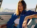 Hailey Bieber protagoniza la nueva campaña de verano de Mango