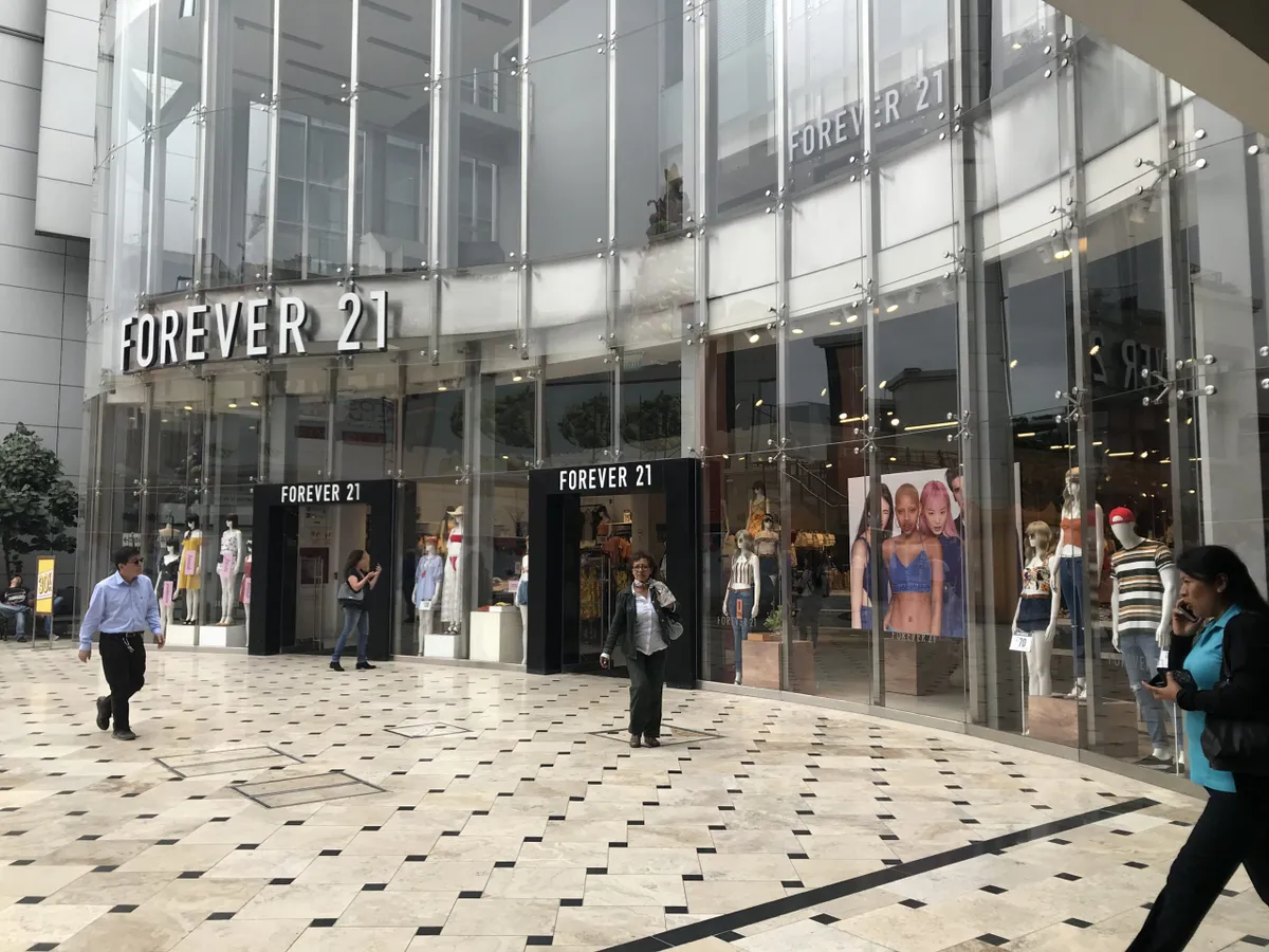 Forever 21 sigue cerrando tiendas ¿Se acerca el final de la cadena de fast fashion?